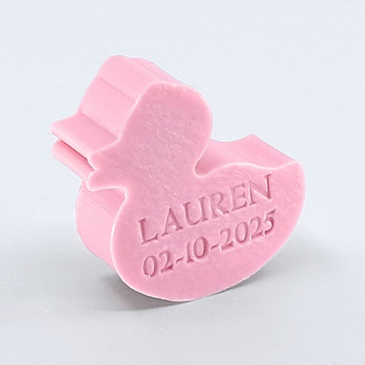 Gepersonaliseerd zeepje met naam in de vorm van een eende in de kleur Rozen