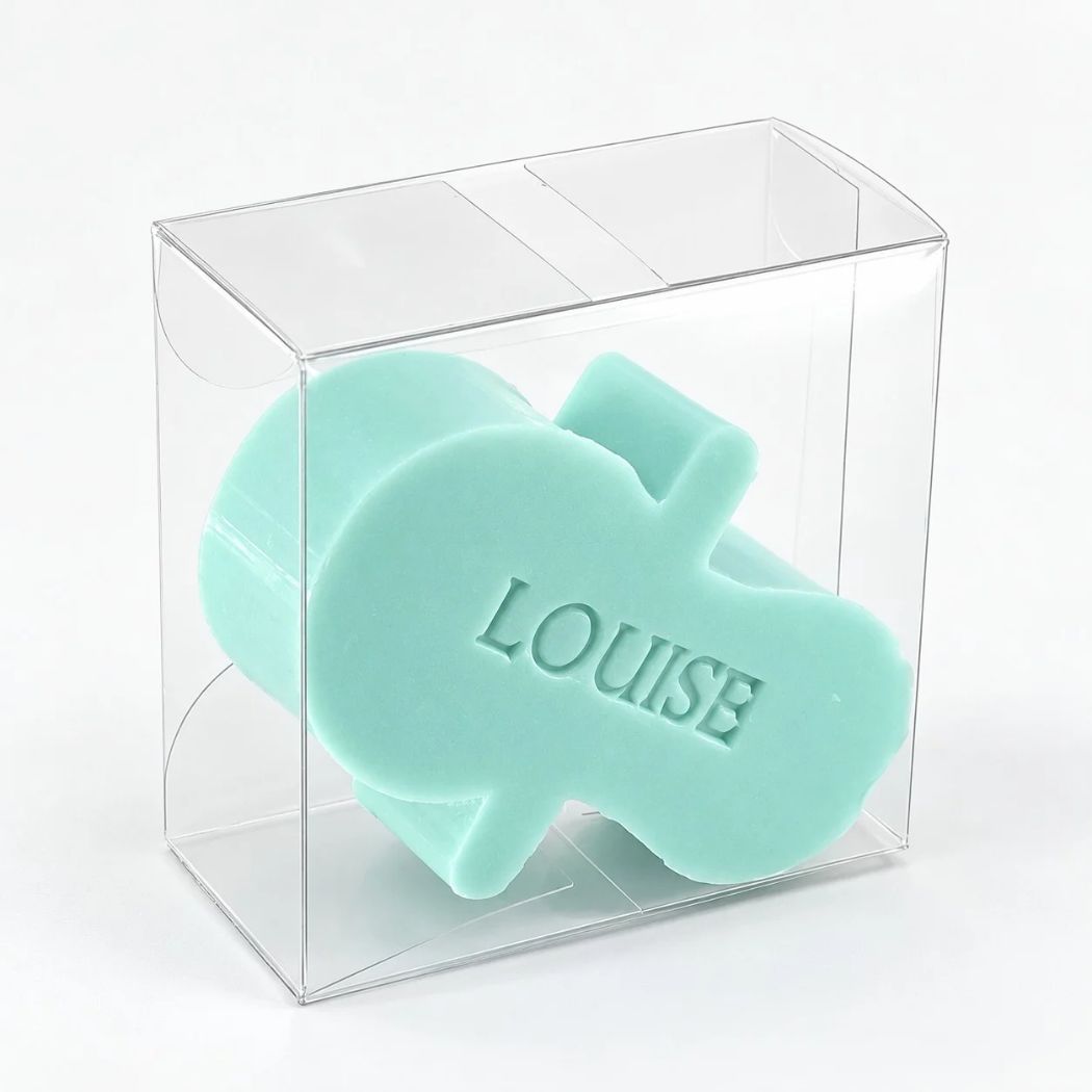 Gepersonaliseerd zeepje in de vorm van een fopspeen met de naam Louise, in de kleur muguet, verpakt in een transparant doosje op een lichte achtergrond.
