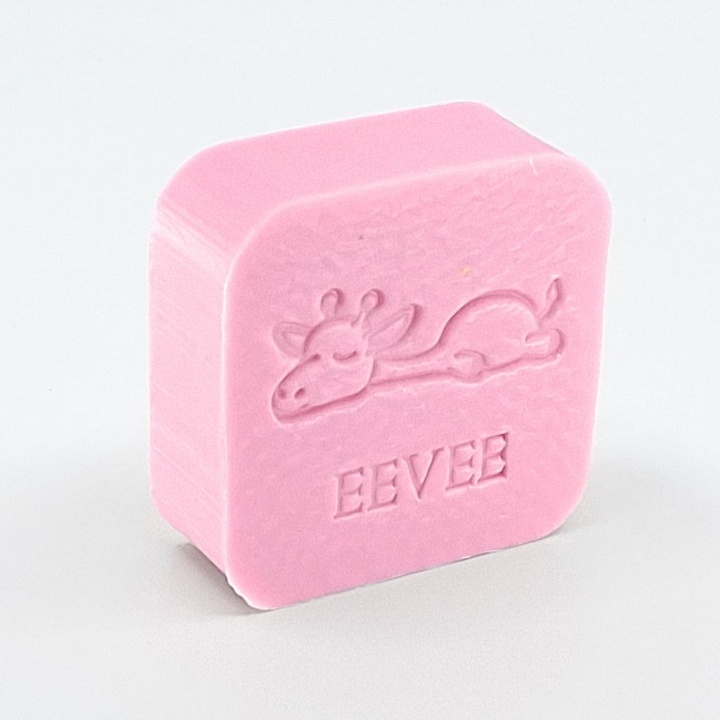 Gepersonaliseerd vierkant zeepje met vos en naam Eemee in kleur Rozen.