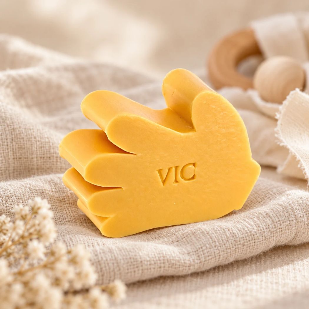 Sfeerfoto van gepersonaliseerd zeepje in de vorm van een handje in de kleur kamperfoelie met de naam Vic