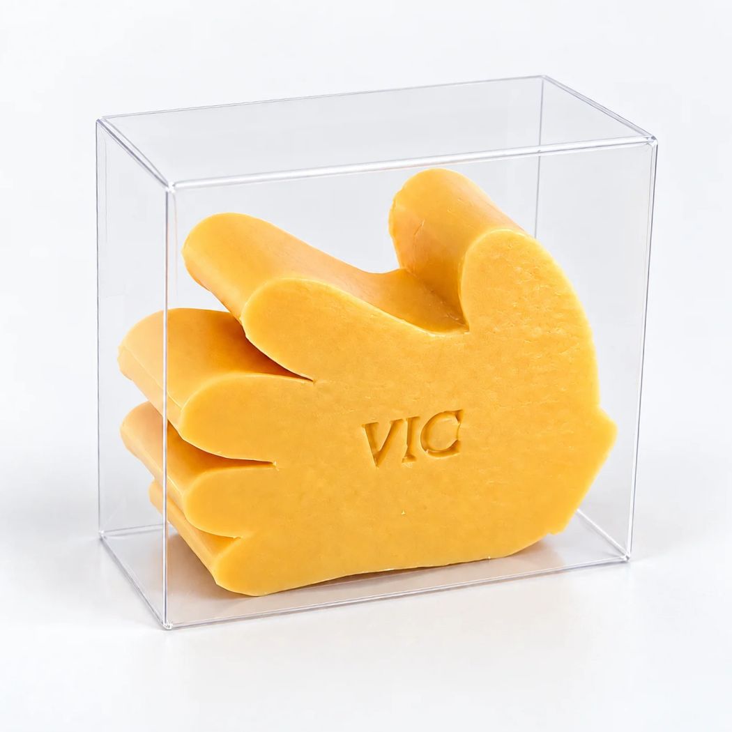 Gepersonaliseerd zeepje met naam in de vorm van een handje in de kleur Kamperfoelie verpakt in een transparant doosje