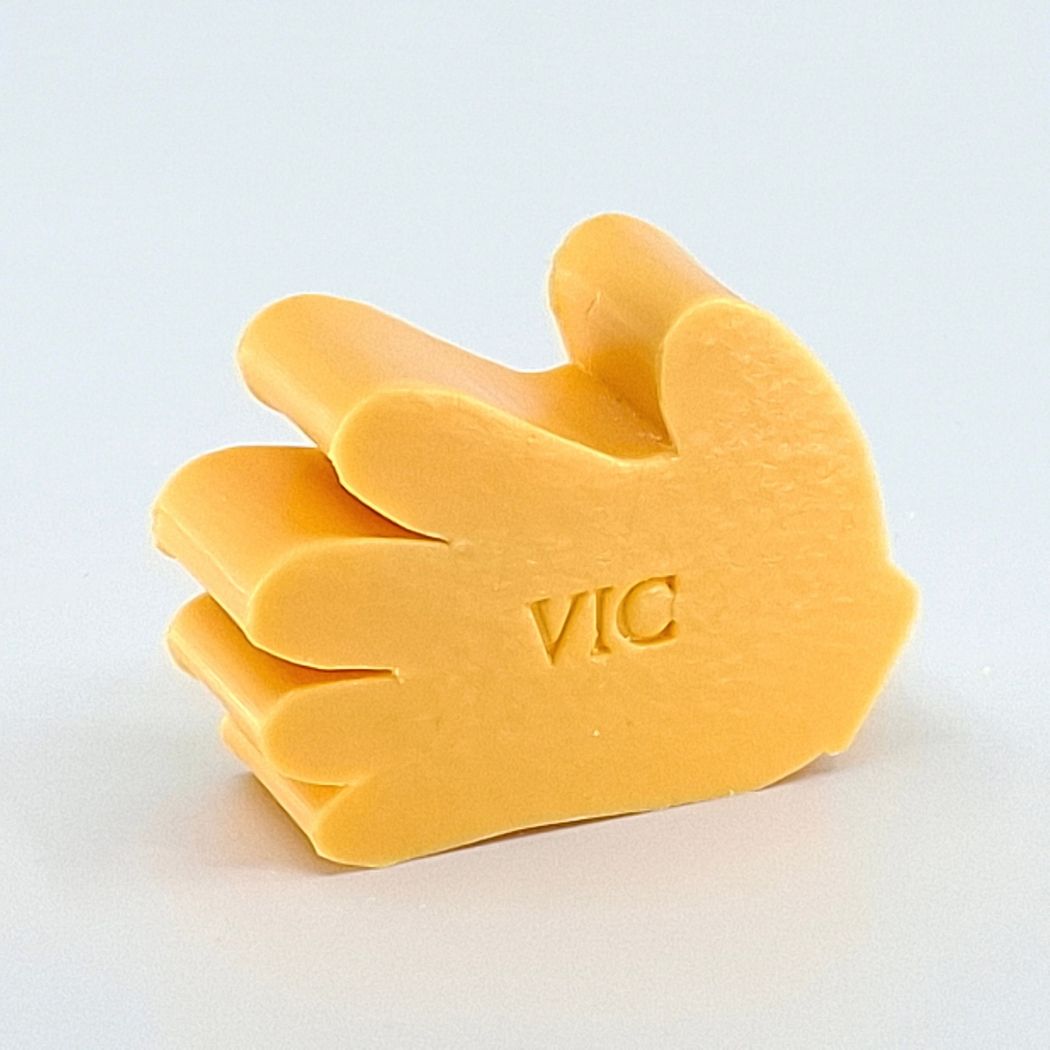 Gepersonaliseerd zeepje met naam in de vorm van een handje in de kleur Kamperfoelie