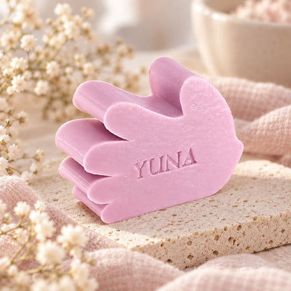 Sfeerfoto van gepersonaliseerd zeepje in de vorm van een handje in de kleur Violet met de naam Yuna