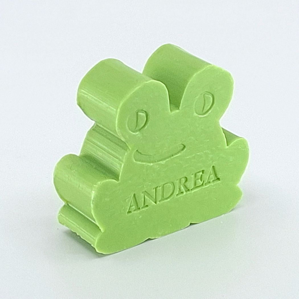 Gepersonaliseerd zeepje met naam in de vorm van een kikker in de kleur Appel