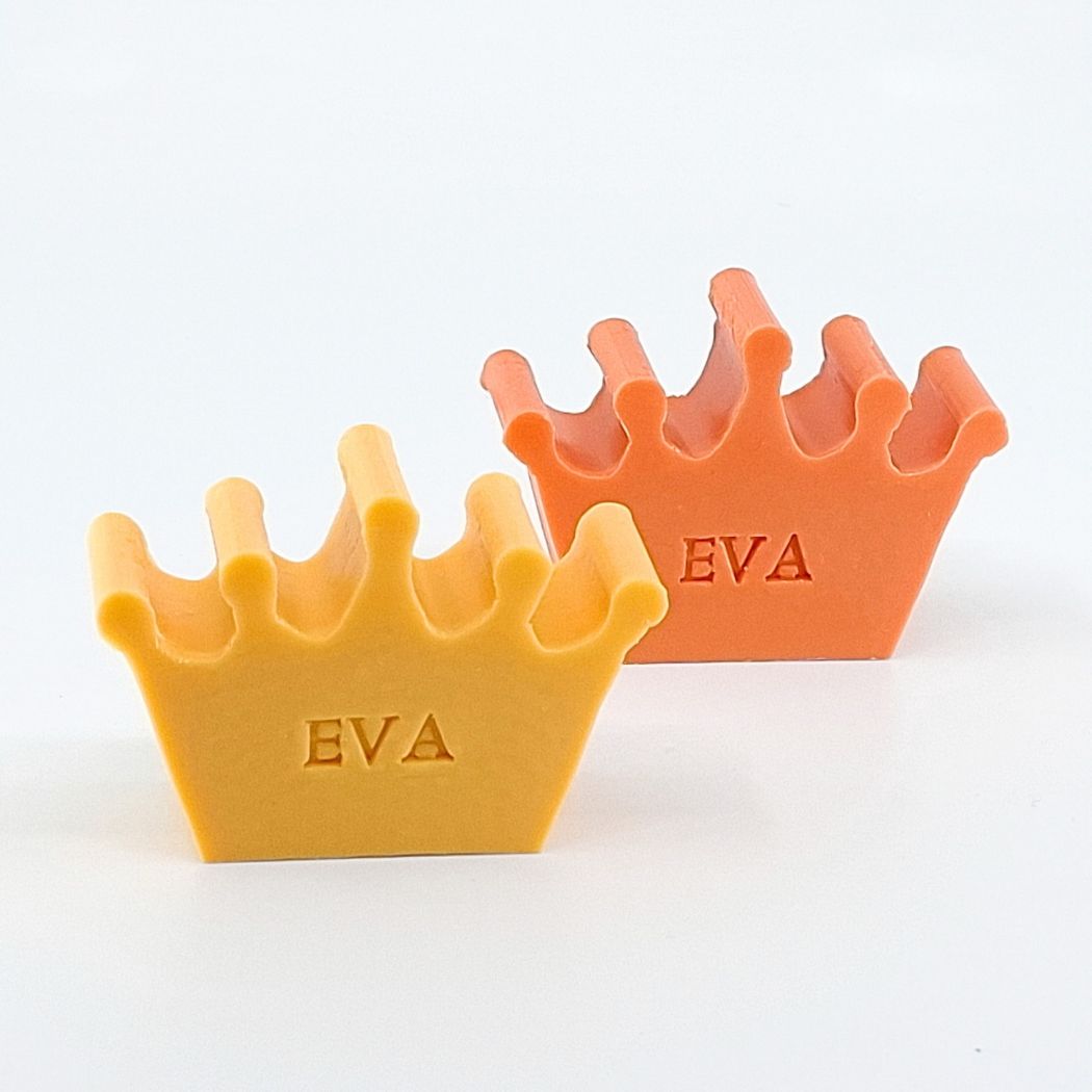 Gepersonaliseerde zeepjes met naam in de vorm van een kroon in de kleuren Kamperfoelie en Bruce.