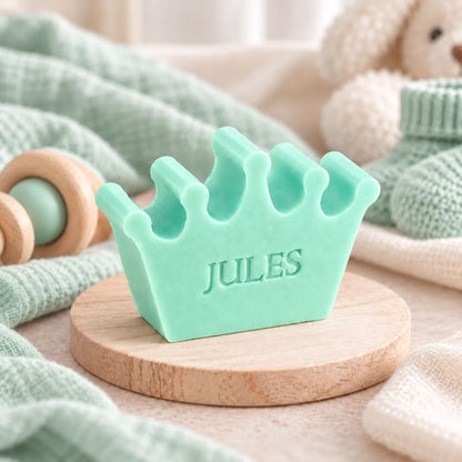 Gepersonaliseerd kroonvormig zeepje met naam Jules in de kleur muguet, gefotografeerd in een jongensachtige sfeer met muntgroene accenten