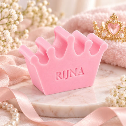 Roze zeepje in de vorm van een kroon met de naam Rijna, in de kleur rozen, sfeervol gepresenteerd met parels, satijnlint en prinsessenaccenten.