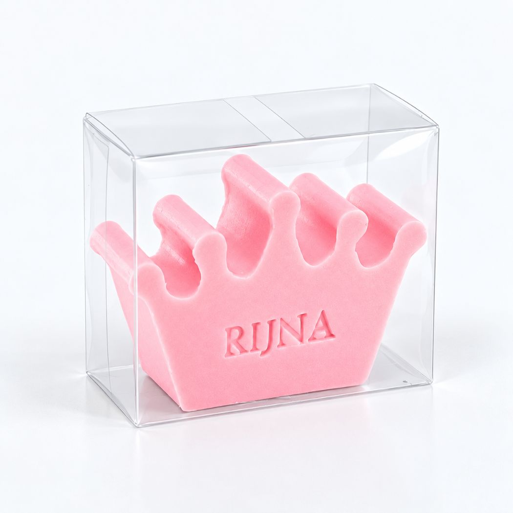 Roze zeepje in de vorm van een kroon met de naam Rijna, in de kleur rozen, verpakt in een transparant doosje.