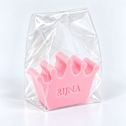 Roze zeepje in de vorm van een kroon met de naam Rijna, in de kleur rozen, verpakt in een transparant zakje.
