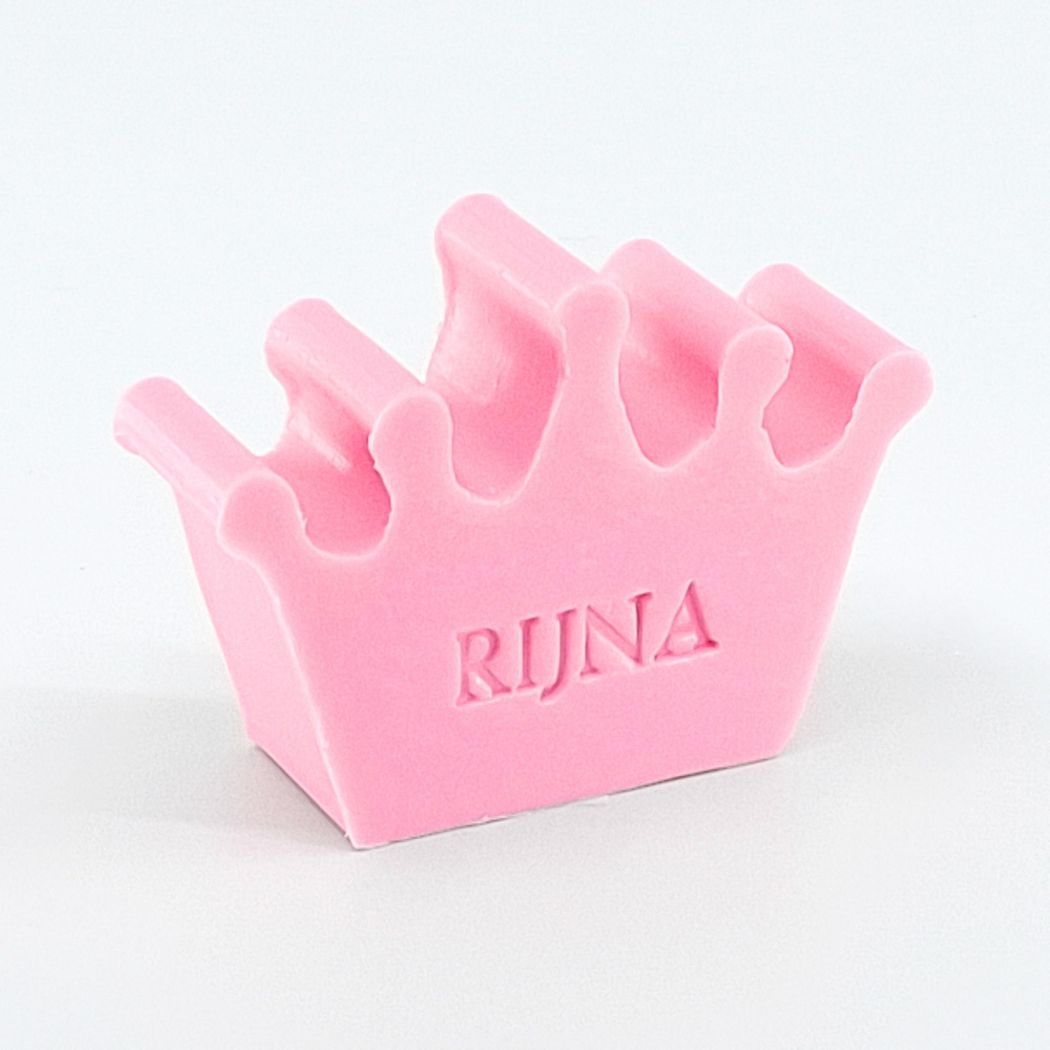 Roze zeepje met naam in de vorm van een kroon bedrukt met naam.