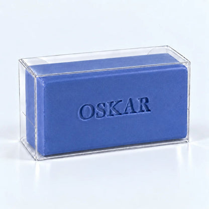 Gepersonaliseerd donkerblauw mini baar zeepje met naam OSKAR in een transparant doosje.