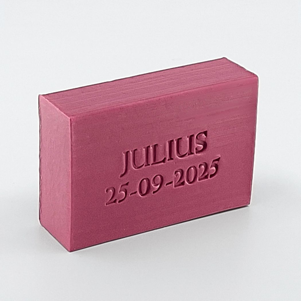 Gepersonaliseerde zeep, model Mini Baar, met naam en datum in kleur Bordo.