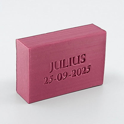 Gepersonaliseerde zeep, model Mini Baar, met naam en datum in kleur Bordo.