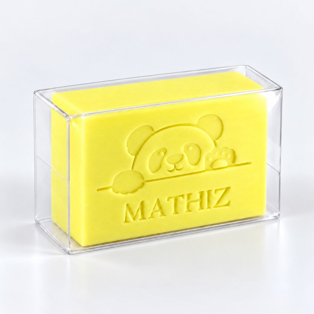 Gepersonaliseerd Mini Retro panda-zeepje met naam in de kleur Linde, verpakt in een transparant doosje
