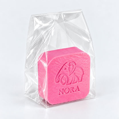 Gepersonaliseerd zeepje met olifantmotief en de naam Nora, in de kleur passion, verpakt in een transparant zakje.