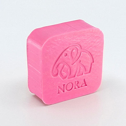 Gepersonaliseerd vierkant zeepje met naam en olifantmotief in de kleur Passion