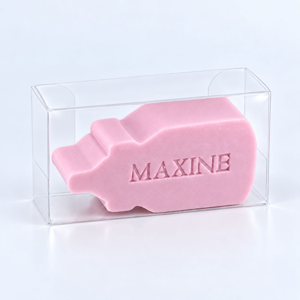 Gepersonaliseerd zeepje in de vorm van een papfles in kleur Violetmet de naam Maxine, verpakt in een transparant doosje.