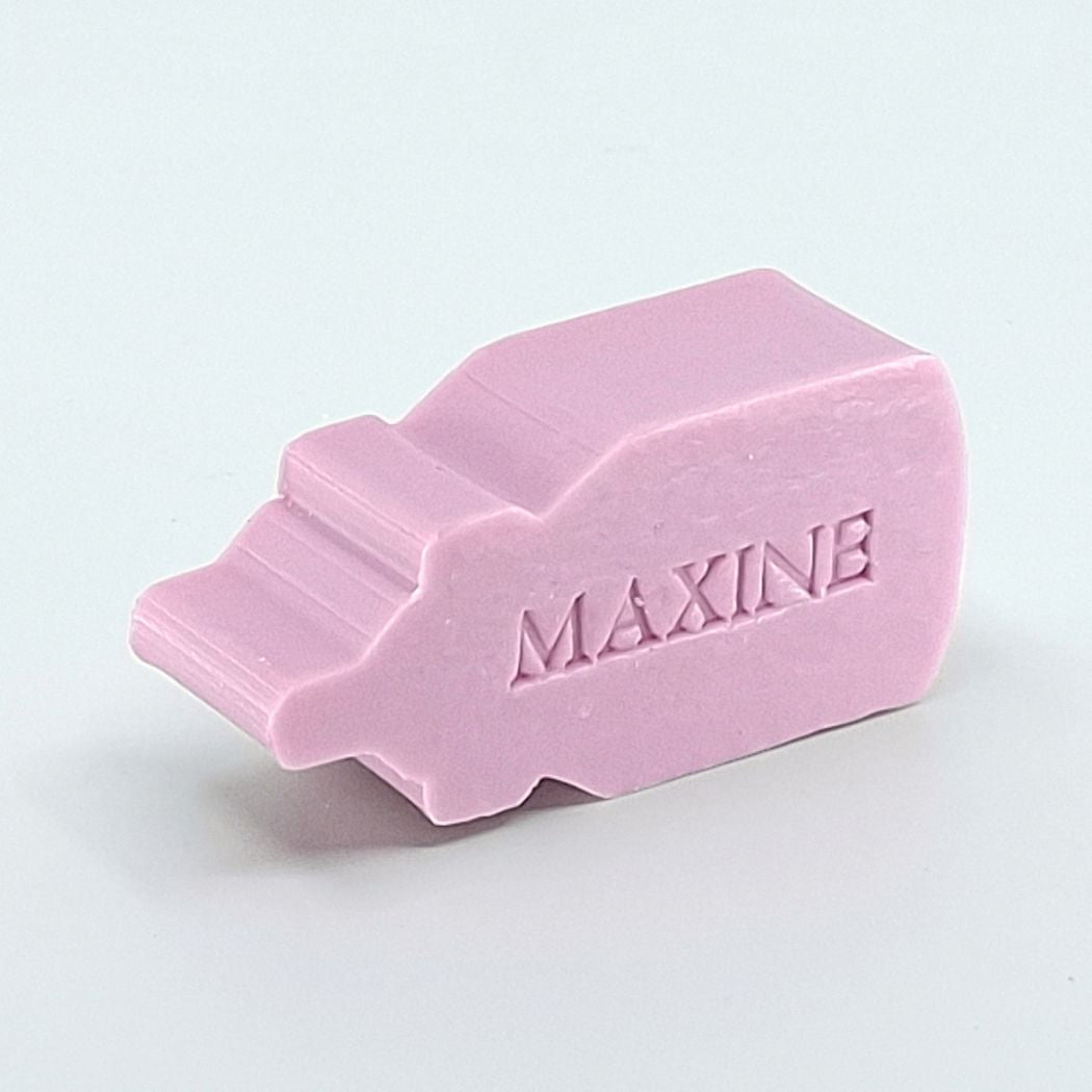 Gepersonaliseerd zeepje met naam in de vorm van een papfles in de kleur Violet