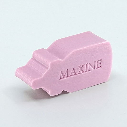 Gepersonaliseerd zeepje met naam in de vorm van een papfles in de kleur Violet