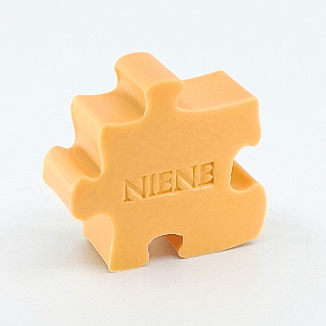 Gepersonaliseerd zeepje met naam in de vorm van een puzzelstuk in kleur Kamperfoelie.