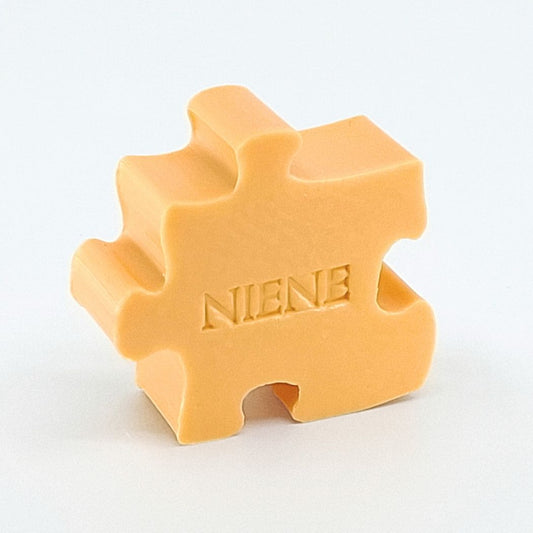 Gepersonaliseerd zeepje met naam in de vorm van een puzzelstuk in kleur Kamperfoelie.