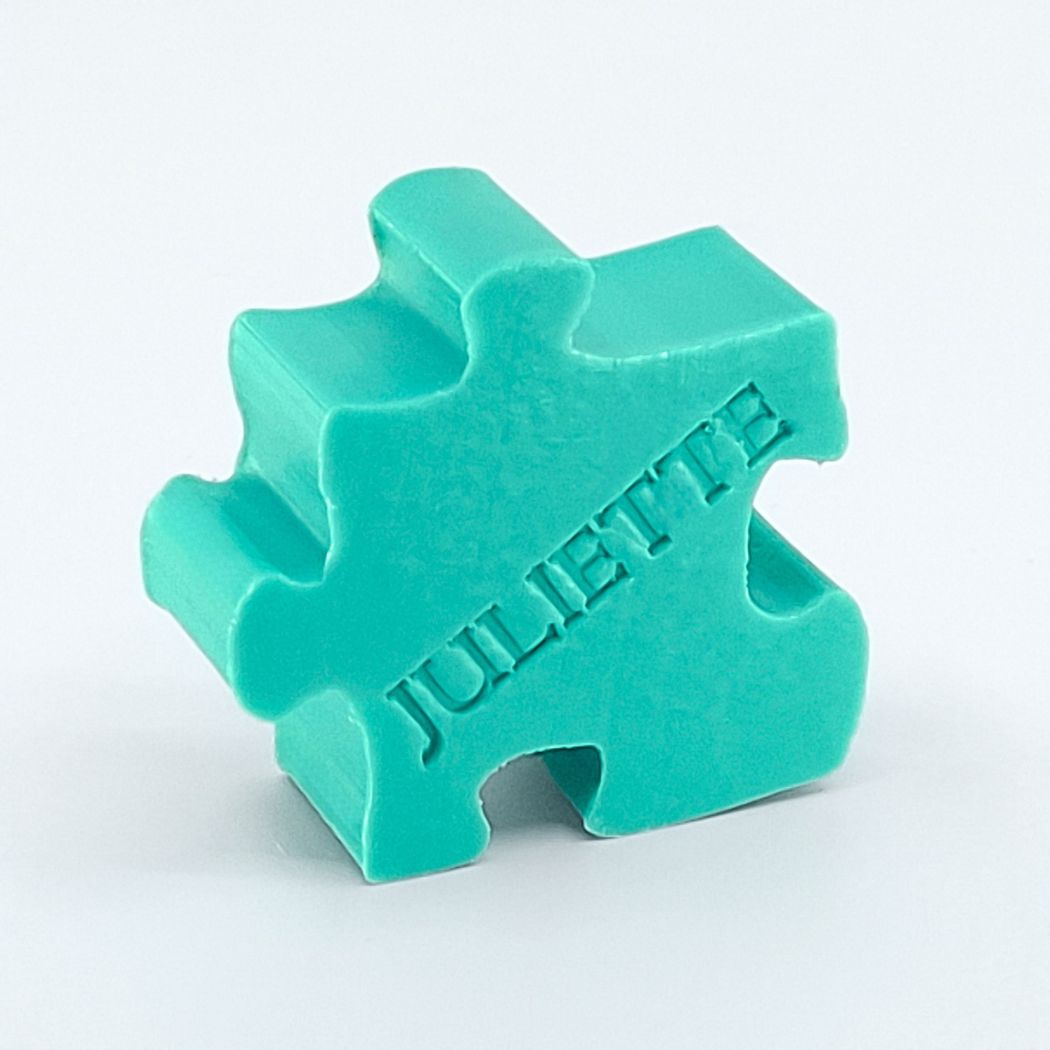 Gepersonaliseerd zeepje met naam in de vorm van een puzzelstuk in kleur Zeealgen.