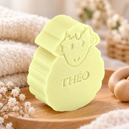 geel schaapvormig zeepje met naam Théo in kleur mimosa in een zachte sfeervolle setting