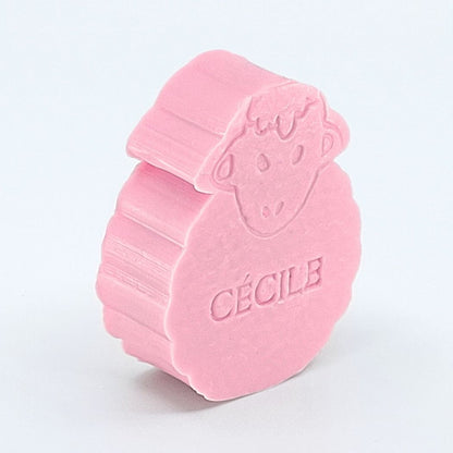 Gepersonaliseerd zeepje met naam in de vorm van een schaap in de kleur Rozen