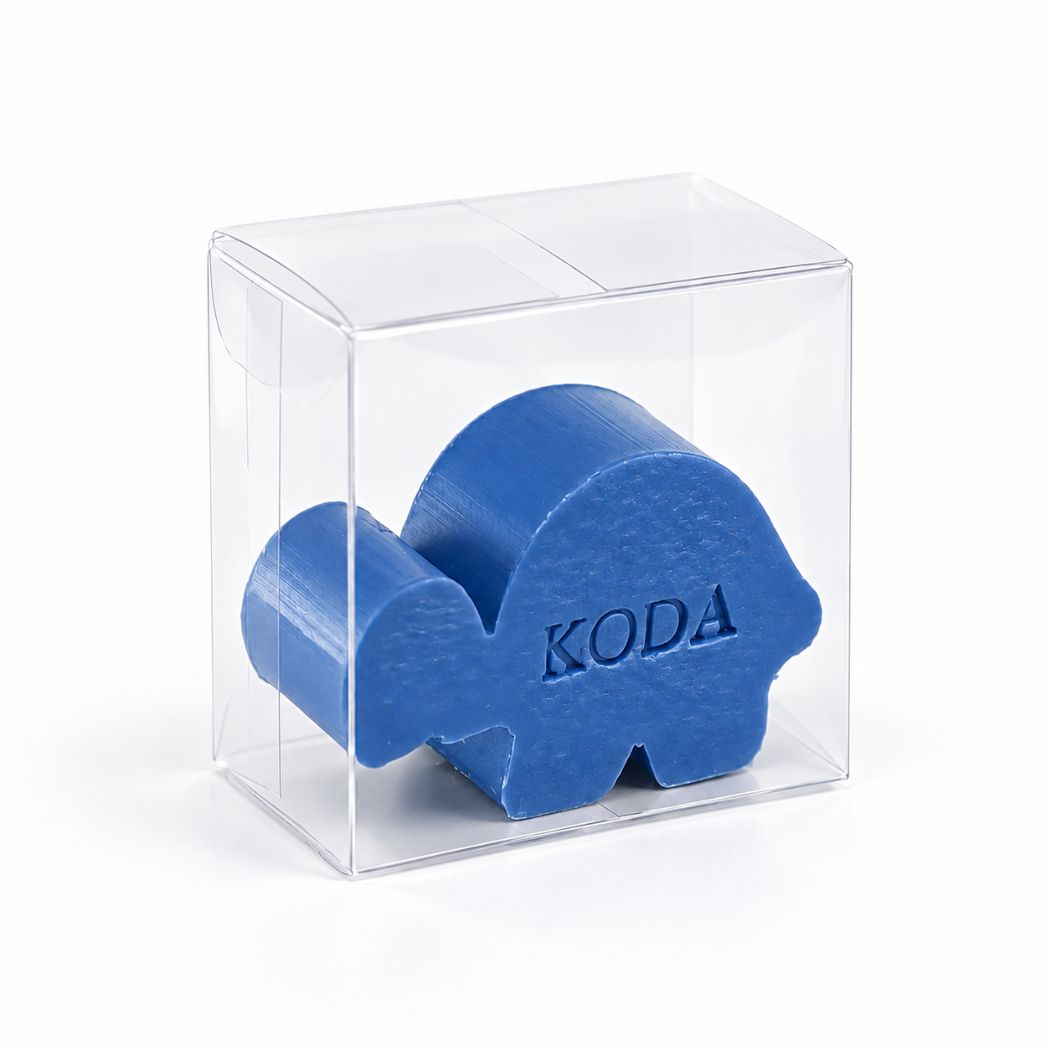 Gepersonaliseerd schildpadzeepje met de naam Koda in de kleur mure, verpakt in een transparant vierkant doosje op een lichte achtergrond.