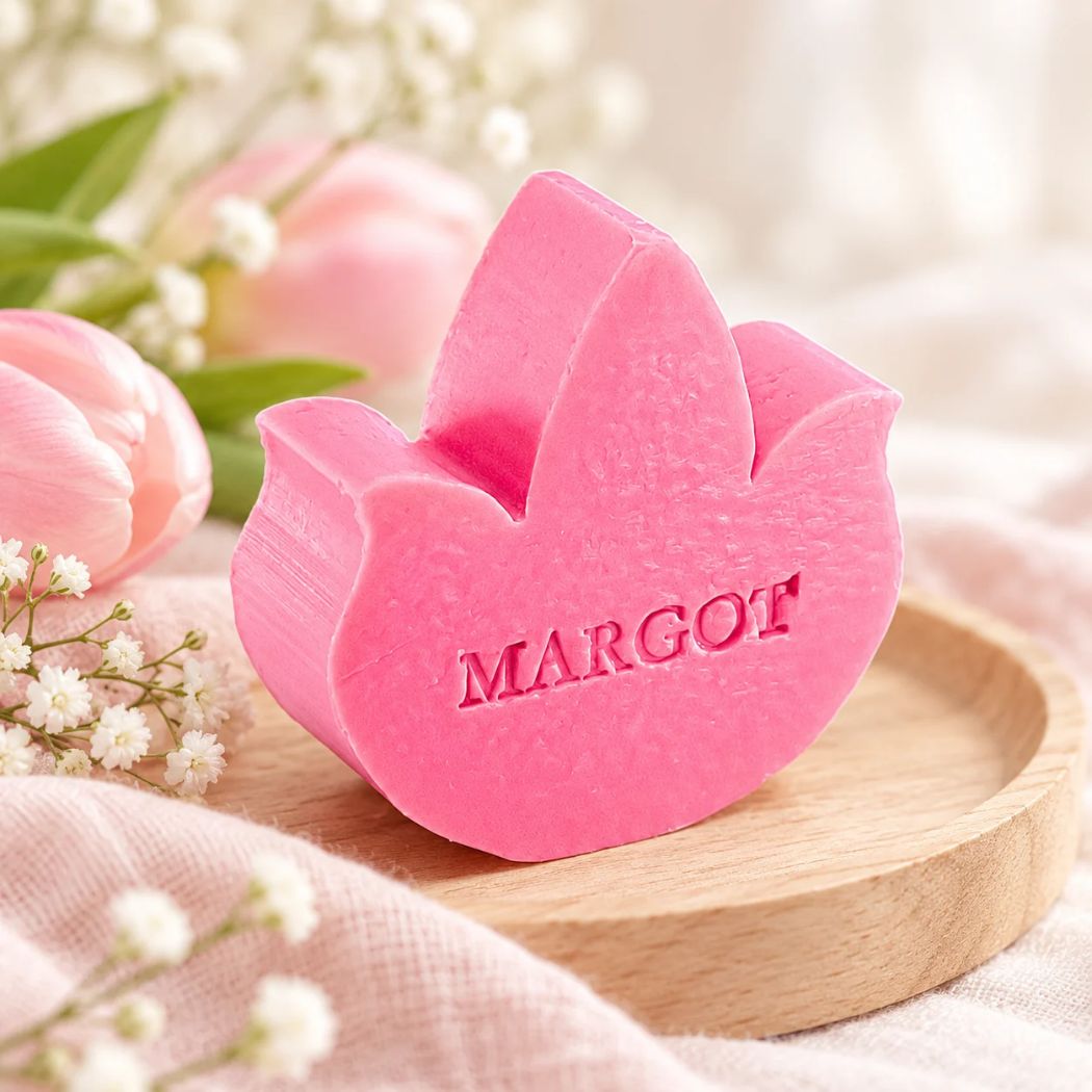Roze tulpzeep met naam Margot in een sfeervolle, romantische setting met zachte bloemen en verfijnde decoratie.