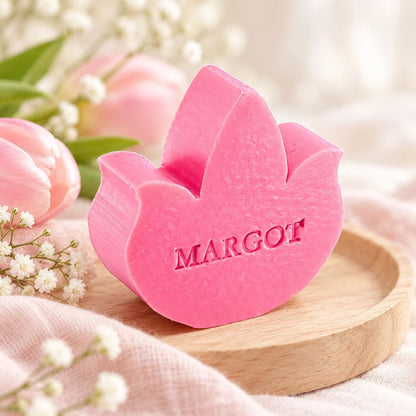 Roze tulpzeep met naam Margot in een sfeervolle, romantische setting met zachte bloemen en verfijnde decoratie.