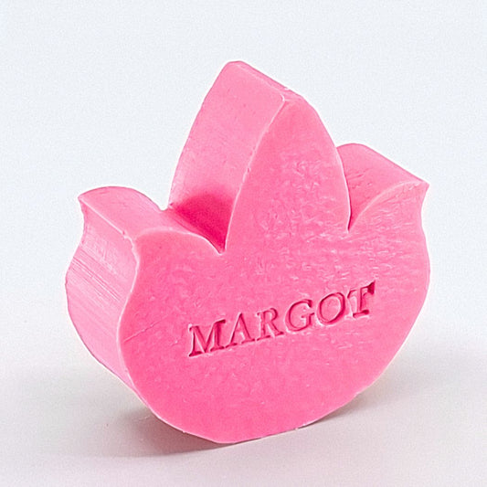 Gepersonaliseerd zeepje met naam in de vorm van een tulp in de kleur Passion