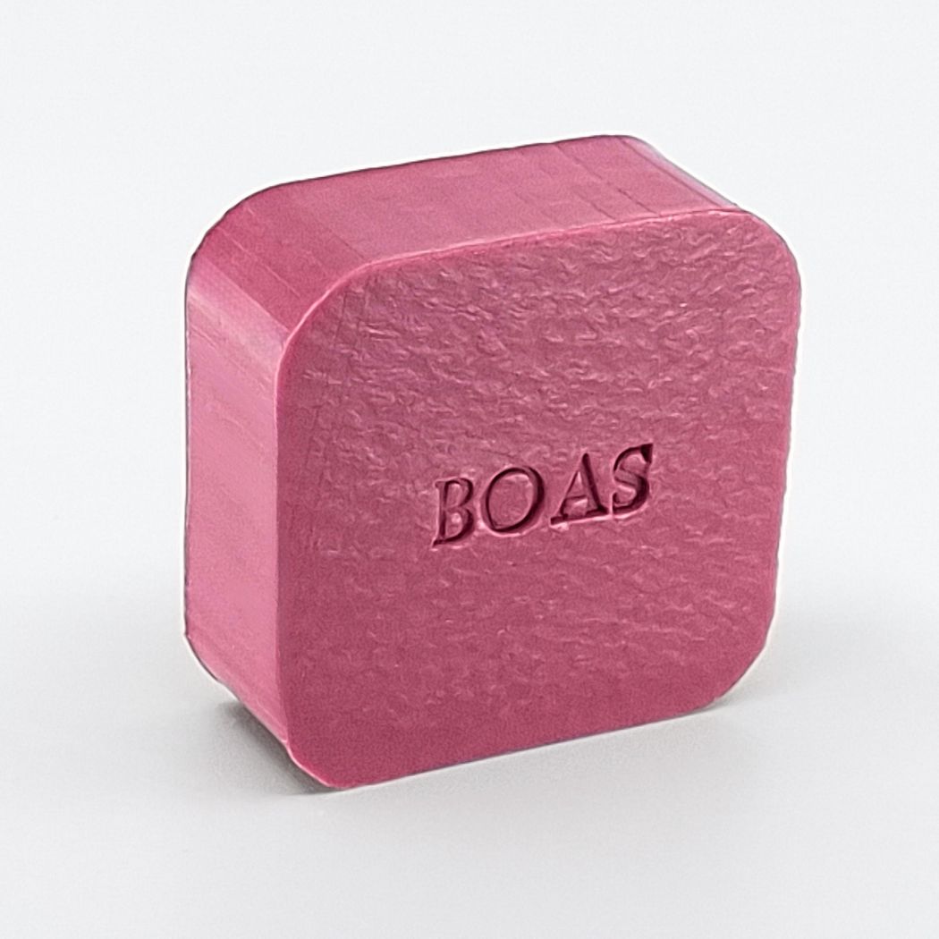 Gepersonaliseerd vierkant zeepje met de naam Boas in kleur Bordo.