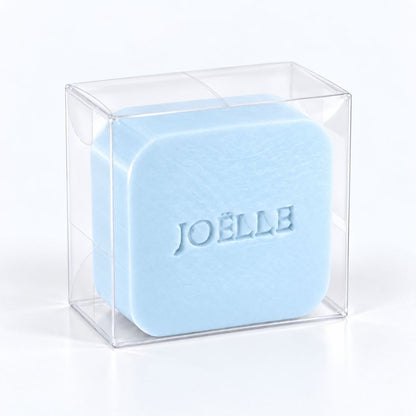 Gepersonaliseerd vierkant zeepje met naam Joëlle in kleur Pari, verpakt in een transparant doosje