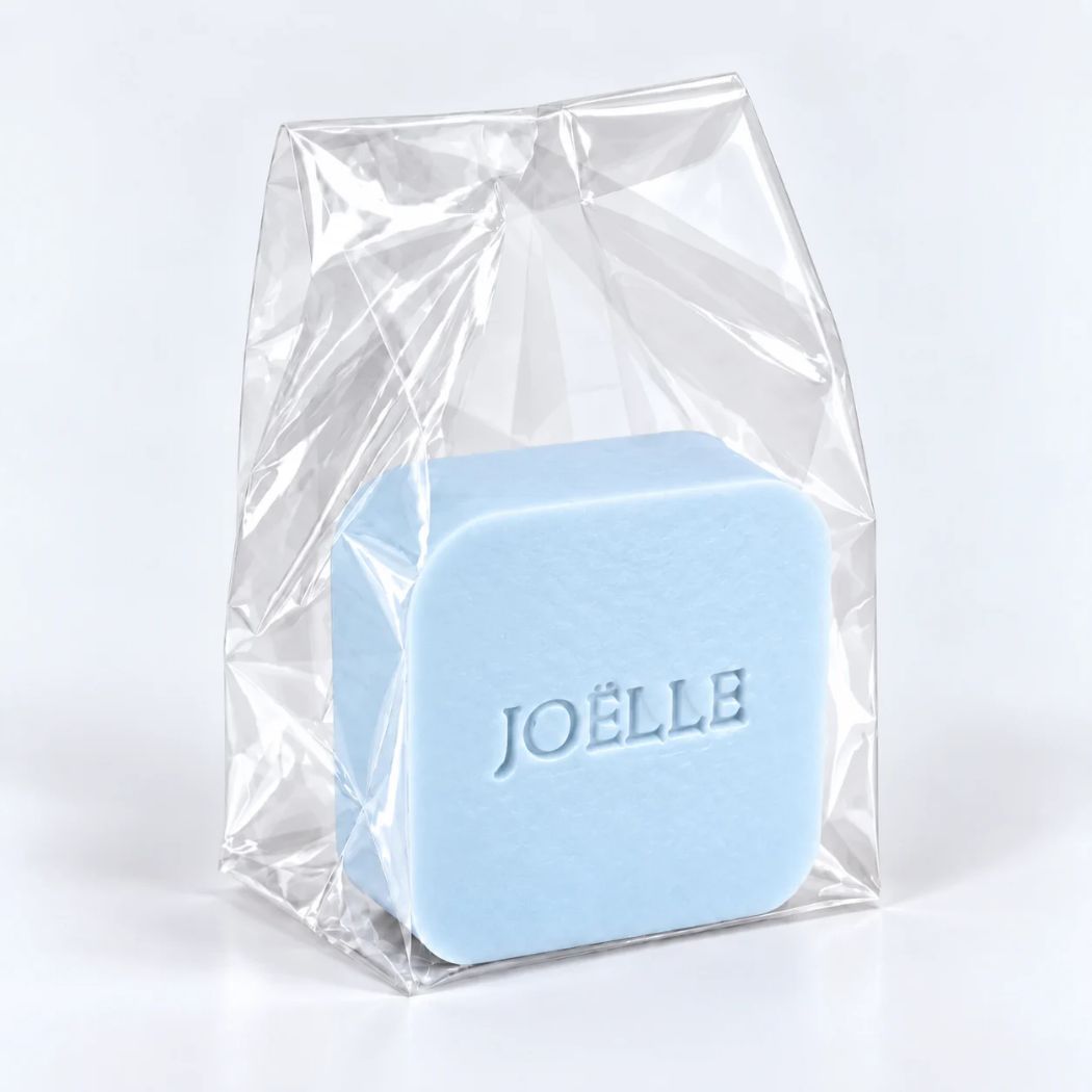 Gepersonaliseerd vierkant zeepje met naam Joëlle in kleur Pari, verpakt in een transparant zakje, 