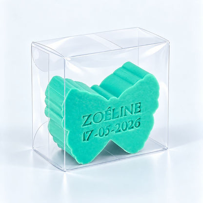 Gepersonaliseerd zeepje in de vorm van een vlinder met de naam Zoëline en datum 17-05-2026, in de kleur zeealgen, verpakt in een transparant doosje.