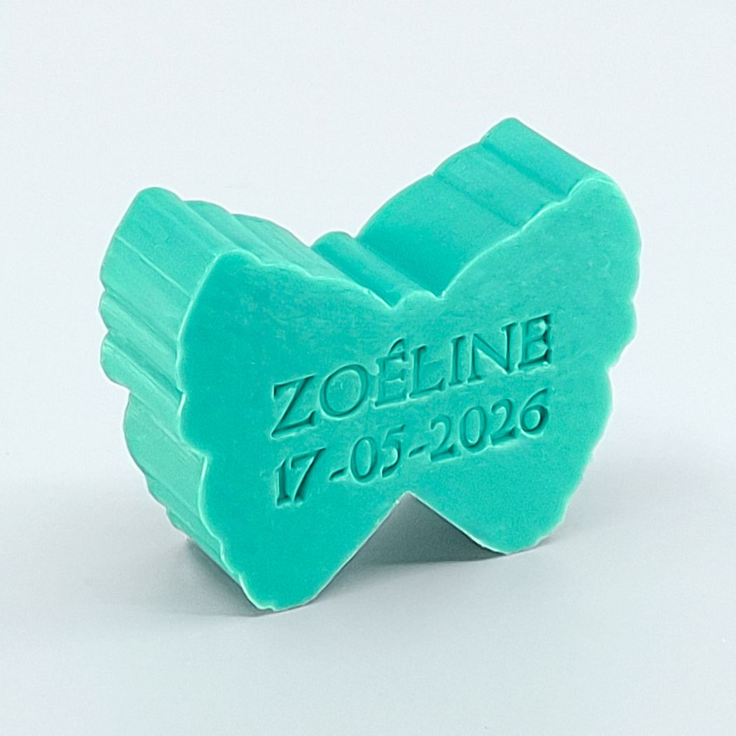 Gepersonaliseerd zeepje met naam en datum in de vorm van een vlinder in de kleur Zeealgen