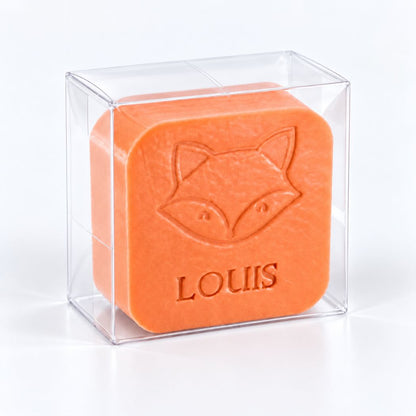 Gepersonaliseerd zeepje met vos en de naam Louis in de kleur Bruce, verpakt in een transparant doosje.