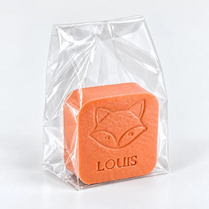 Gepersonaliseerd zeepje met vos en de naam Louis in de kleur Bruce, verpakt in een transparant zakje.