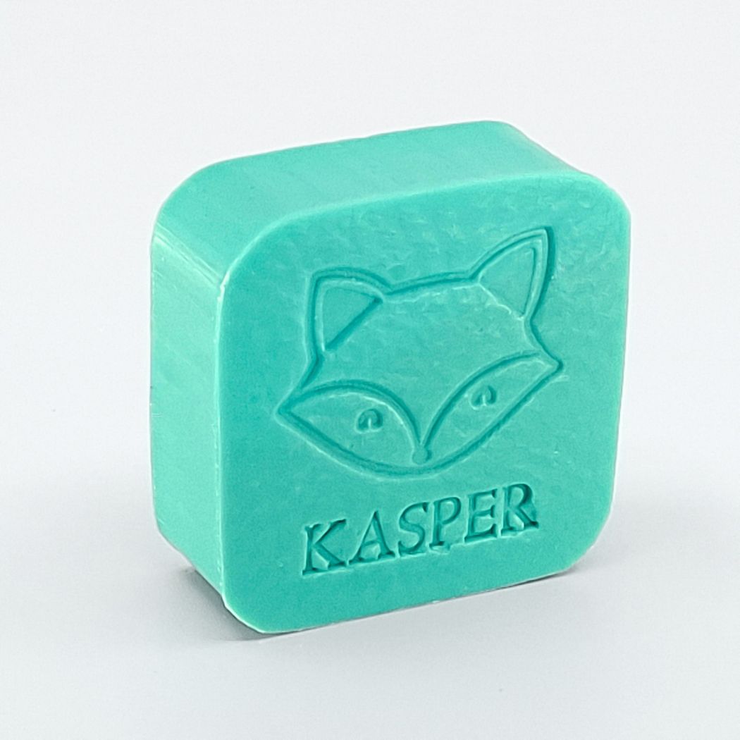 Gepersonaliseerd vierkant zeepje met vos en naam Kasper in kleur Zeealgen