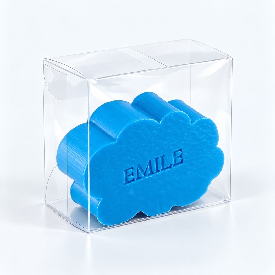 Gepersonaliseerd zeepje in de vorm van een wolk met de naam Emile, in de kleur azuur, verpakt in een transparant doosje.