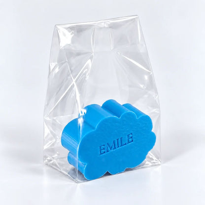 Gepersonaliseerd zeepje in de vorm van een wolk met de naam Emile, in de kleur azuur, verpakt in een transparant zakje.