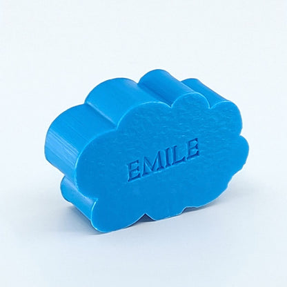 Gepersonaliseerd zeepje met naam in de vorm van een wolk in de kleur Azuur
