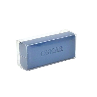 Een donkerblauw mini baar zeepje met naam OSKAR in een transparant doosje.