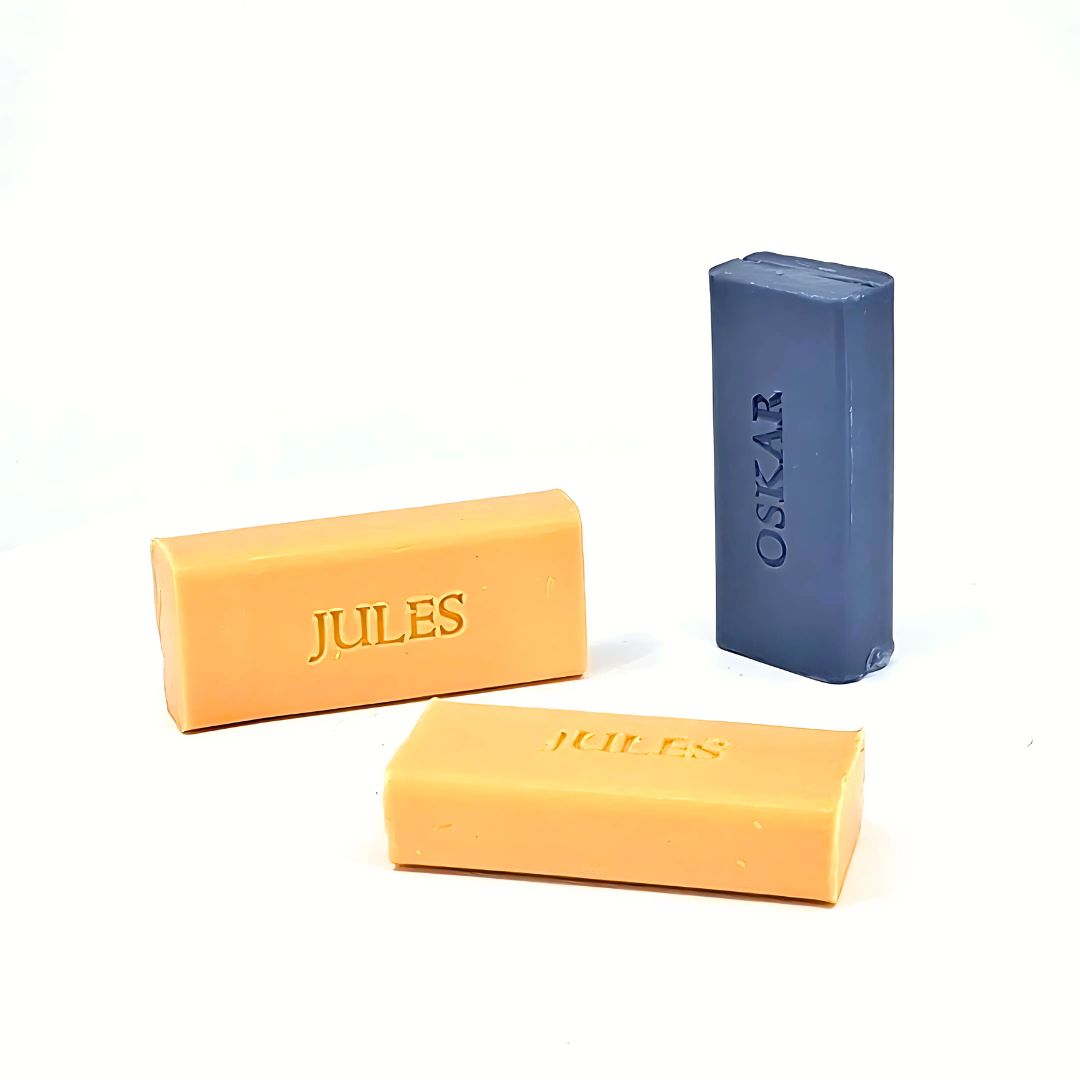 Drie mini baar zeepjes met naam in de kleuren mure en kamperoelie