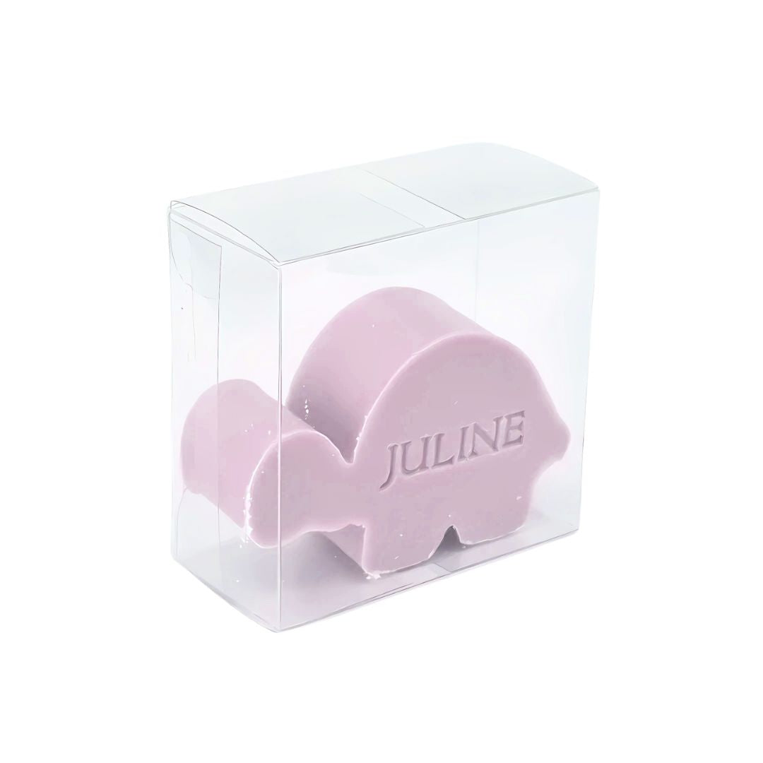 Een lila zeepje in schildpadvom verpakt in een transparant doosje.