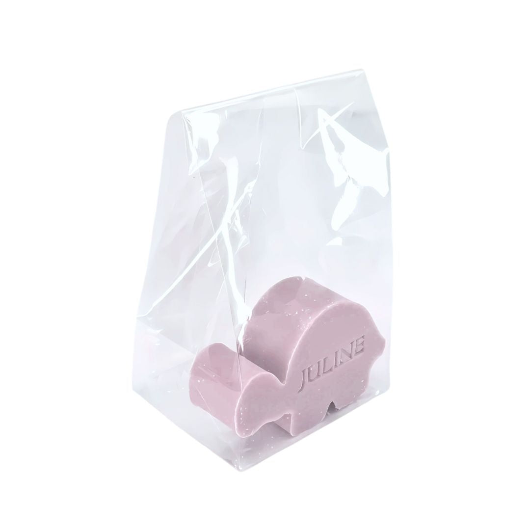 Een lila zeepje in schildpadvom verpakt in een transparant zakje.