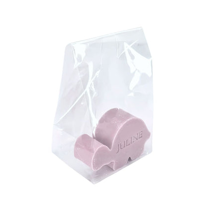 Een lila zeepje in schildpadvom verpakt in een transparant zakje.