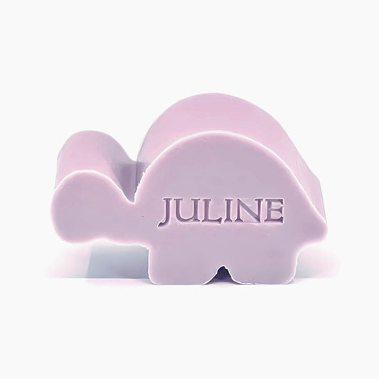 Lila zeepje in schildpadvorm bedrukt met de naam JULINE.