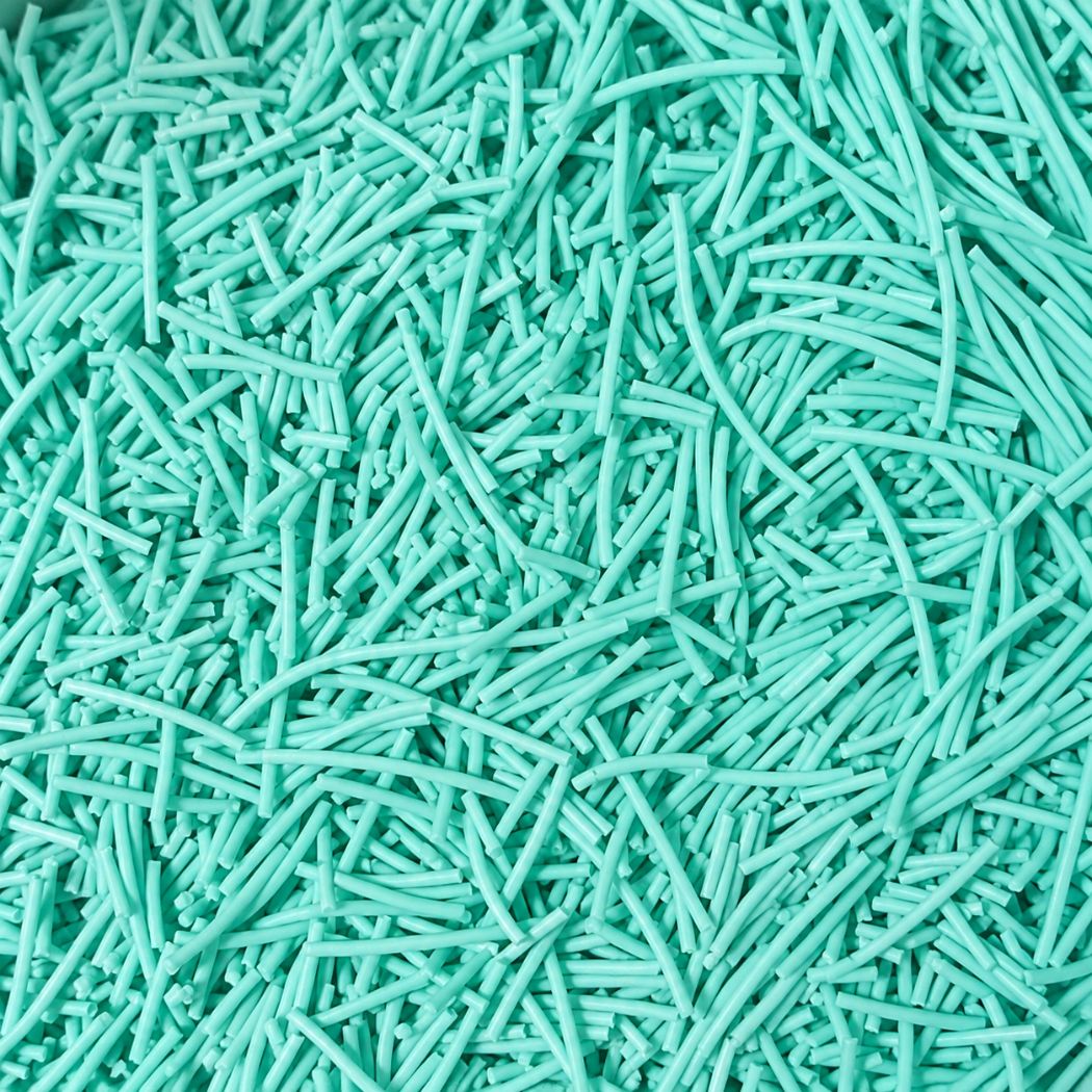 Zeepvermicelli in de kleur muguet, fijn gesneden en van dichtbij gefotografeerd.